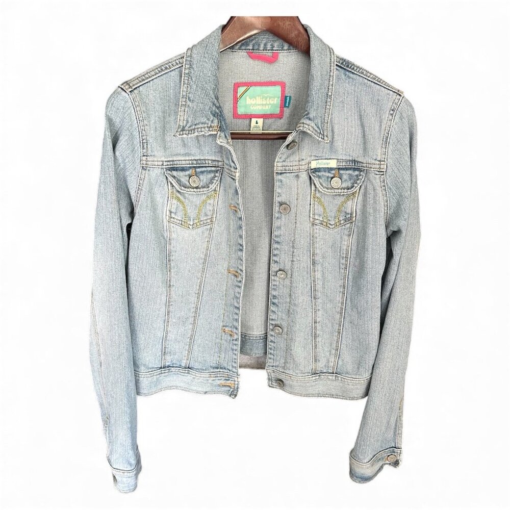 Vintage Hollister Women's Light Wash Denim Jacket - Size L with stretch - Y2K